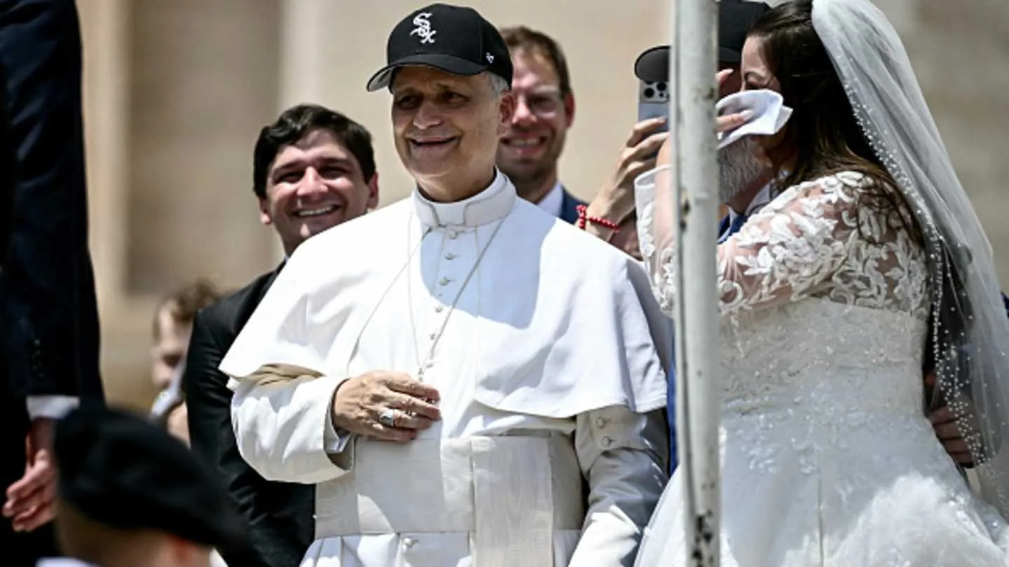 Paus Leo XIV Kenakan Topi White Sox Saat Audiensi Umum di Vatikan
